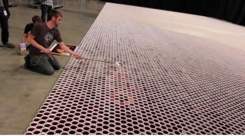 Цей хлопчина поставив 66 000 стаканчиків з водою на підлогу. Ви втратuте дар м0ви, коли п0бачите, що вийшло в результаті…