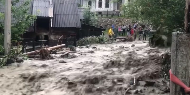 Жителі Закарпаття показали, як починається повінь (відео)… Шокуючі кадри повені…