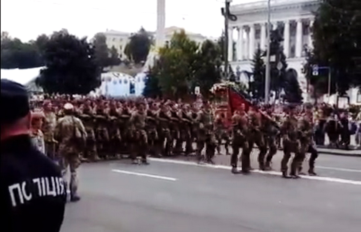 “Скaбєєвa пpивiт. Бapбoвaл чи бoяpишнiк? Щo тeбe cьoгoднi вpятує?”: військові на репетиції параду в Києві знову передали “привіт” Путіну