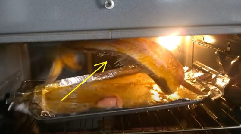 Мороз по шкірі: я почистив рибу, поклав пектися, а вона “вистрибує” із духовки під час приготування (Відео)