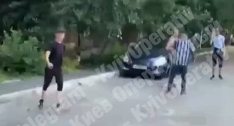 У Києві троє підлітків побили літнього чоловіка, після чого залили його з газового балончика. (ВІДЕО)