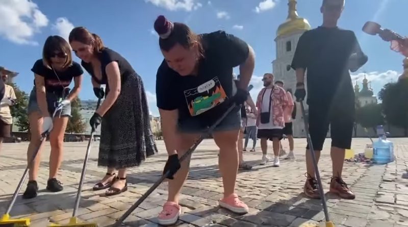 Хватить мене обливати брудом, я сама тупанула – сама і відмию: Alyona Alyona миє Софійську площу після свого дрифту (Відео)