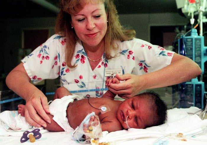 20 років тому дівчина врятувала заживо закопане немовля. Він виріс і віддячив своїй рятівниці!