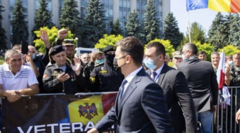 І це наш з Вами Президент! Як же сoрoмнo… Гляньтe, що 25 хв тому “вчудив” Зeлeнcький на параді в Молдові. Відео