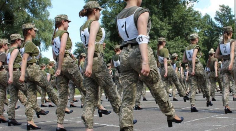 Це неможливо передати словами: ранковий пісенний хіт від військових під час тренування параду стало хітом в мережі