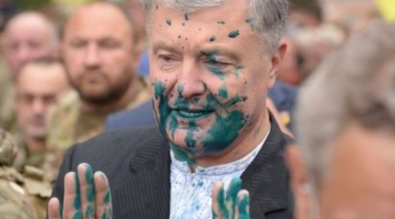 Ти в*орог України, йди геть звідсu: Люди облuлu Порошенка зеленкою в центрі Києва