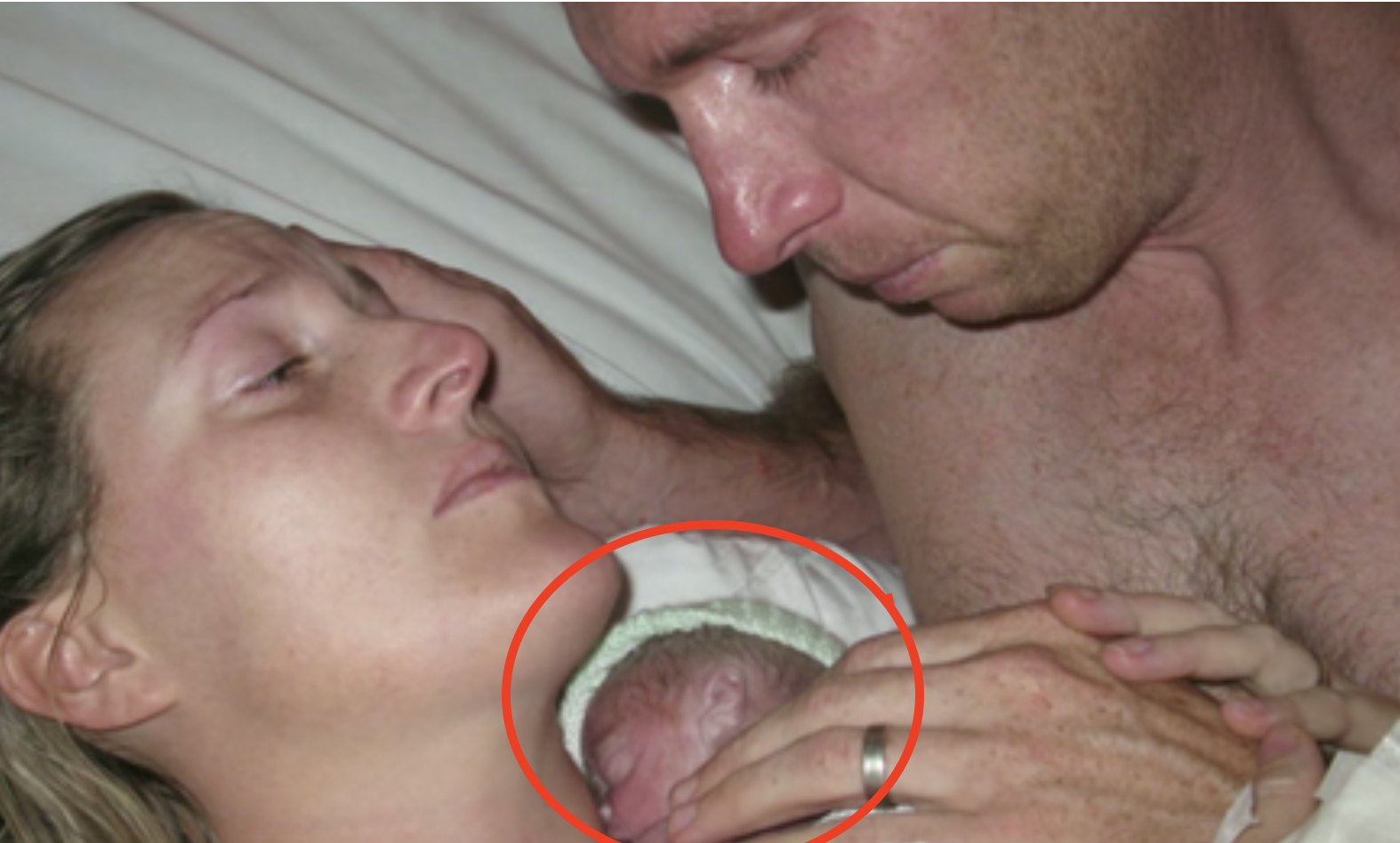 Лікарі повідомили батькам, що їхнього сина не стало… Мама взяла малюка на руки і далі сталося таке, від чого лікарі були в ш0ці…
