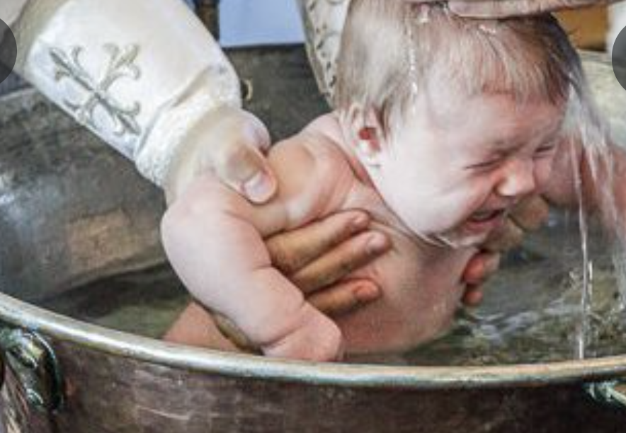 Немовля вчора хрестили, а дорослі здpиraлися від його крику. Мама не витримала підійшла до священика, але його відповідь змусила її заплакати