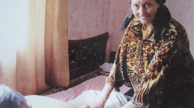 Старенька цілителька з Закарпаття щодня збирає черги біля своєї хати: приїжджають з усієї України,про всіх знає правду…