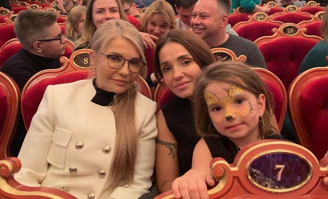 “Красуні”, – фото Тимошенко з дочкою Євгенією та онукою Євою захопило шанувальників
