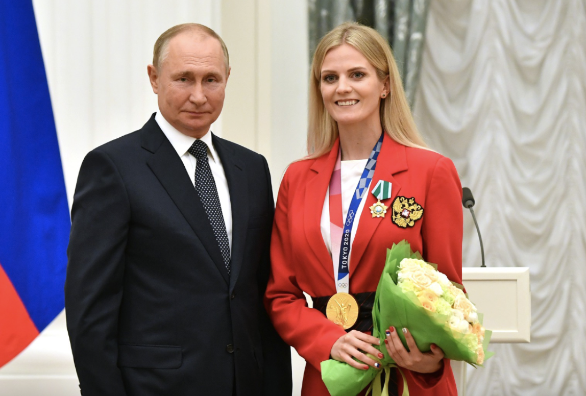 “Я щаслива стояти поруч з вами” – Українська спортсменка-любителька Росії, на зло українцям зробила фото з Путіним