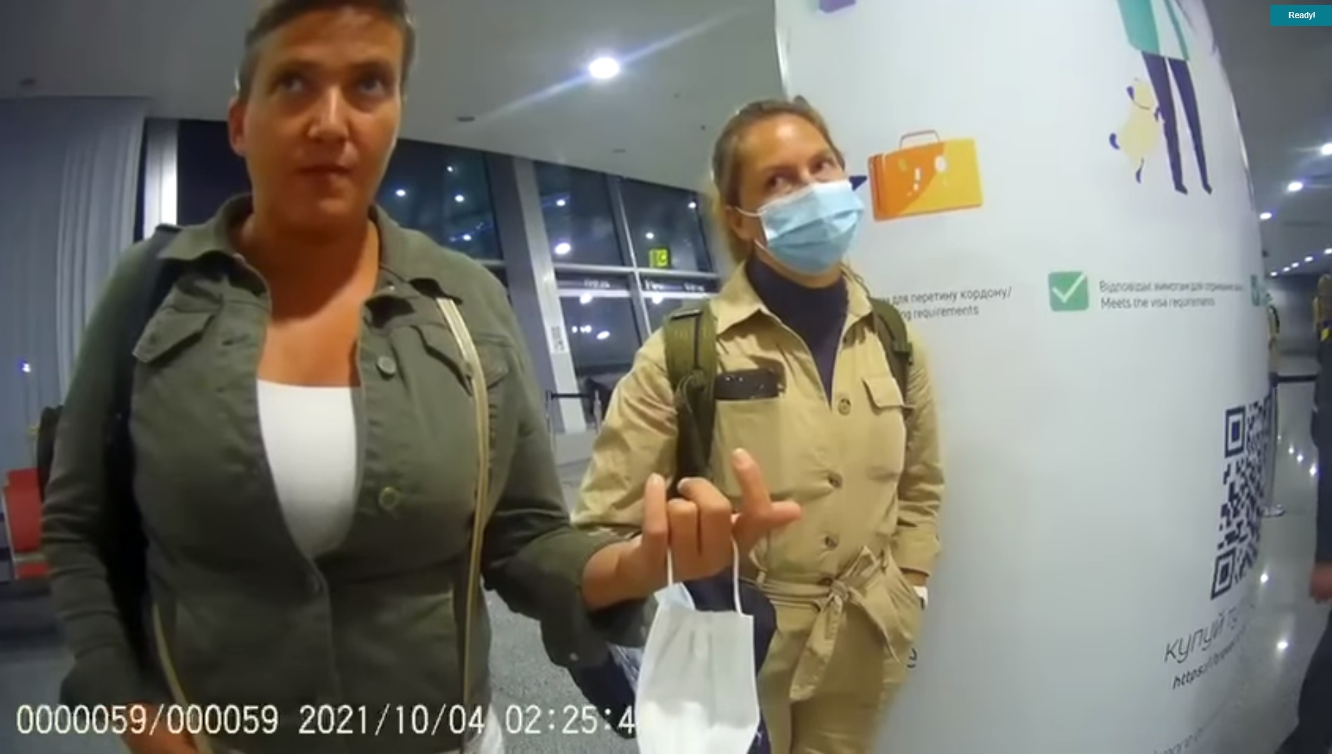 Відео. “Це незаконно! Я не буду встановлювати “Дію”!”: оприлюднено кадри зaтримaння сестер Савченко в aеропорту «Бориспіль»