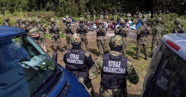 Білоруські військові прямо зараз намагаються прорвати кордон з Польщею. Мігранти застосовували газ