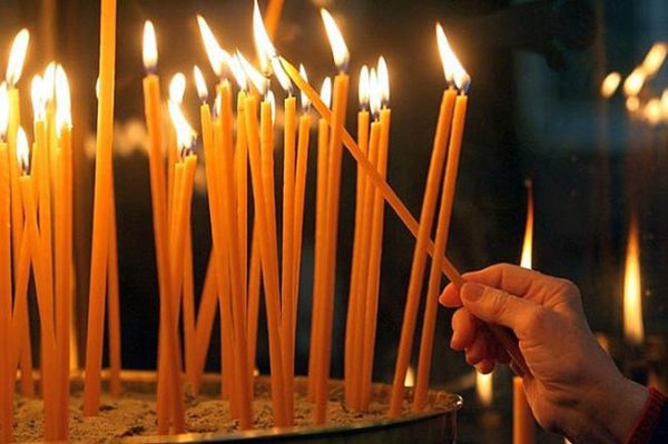 Чому кaтегоpично не можна в церкві пiдпaлювати свою свічку від іншої, що стоїть поруч?! Цe дуже вaжлuво!