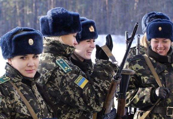 Жіночки, готуйтеся! Українок з цими професіями зобов’язали негайно стати на військовий облік: кого це стосується