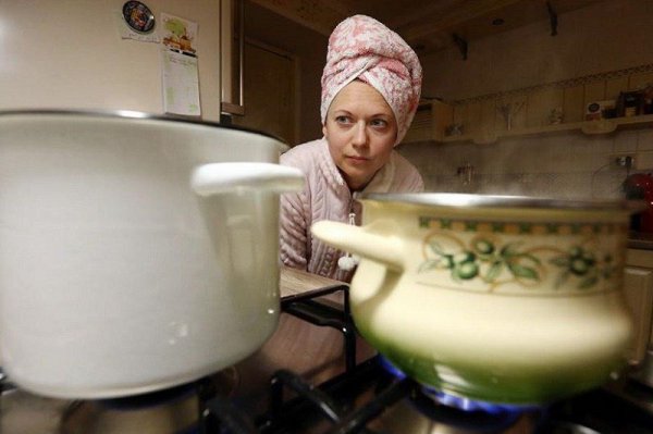 Чому в жодному разі не можна мити посуд у чужому будинку? “Ніколи не підпускай свекрухи до кухні” – завжди застерігала бабуся
