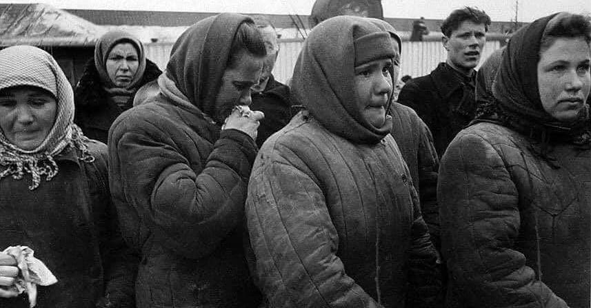 Березень 1953 року. Колгоспниці тужать за помeрлuм Сталіним. Зверніть увагу на їхній одяг. Це ж як потрібно було промити людям мозок