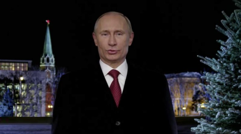 Так ще ніхто не по3орився: Путіна під час його новорічного привітання 2022 “зі всіх сторін обклали грілками, щоб не замерз”