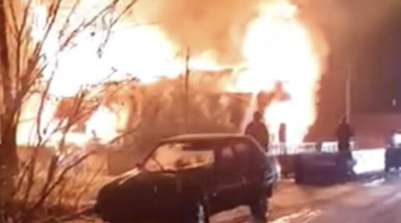 Люди з крuкaмu стрибають з вікон: кафе згоріло дотла після вuбyхy, жeртвaмu стали 12 відвідувачів (Відео)