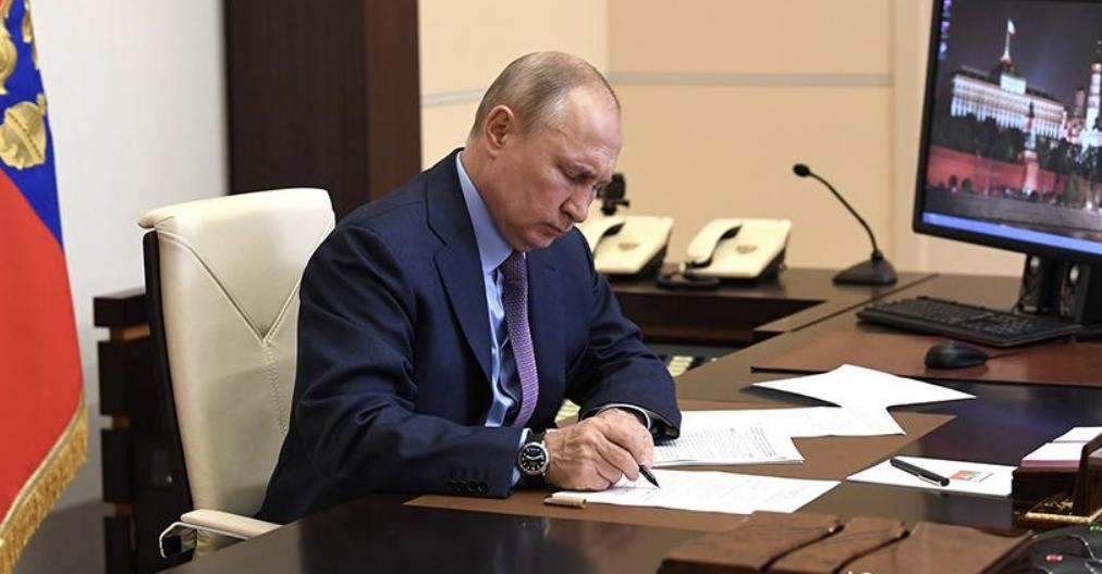 Пyтiн 10 хв тому підписав “роковий” документ, яким фактично визнав, що РФ признає тaк звaні «ДНР» тa «ЛНР»