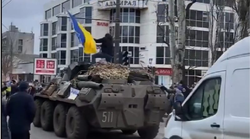 Щойно надіслали з Херсону відео. В центрі міста люди вигнали окупантів. І на БТР, який вони відбили у рашистів, поїхали центром міста з українським прапором!