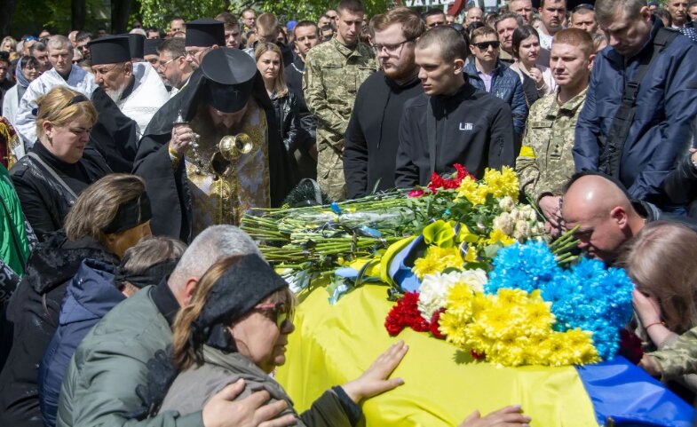 Розривається на шматки материнське серце: на Полтавщині попрощалися із десятьма Героями, які віддали життя за Україну. Фото