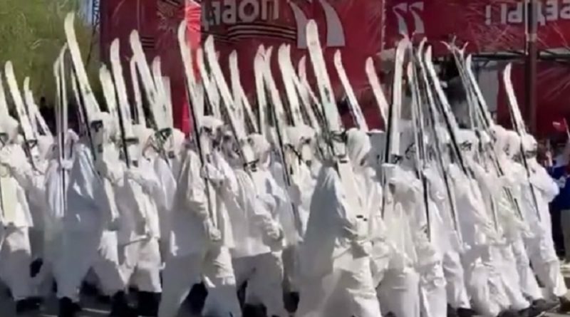 Стид і позор: в Росії на параді через нестачу військ росіяни випустили марширувати переодягнених медсестер і піонерів
