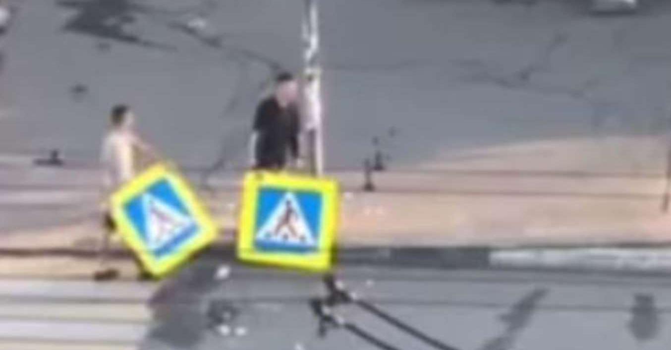 У Росії чоловіки знищили дорожні знаки, бо їхні кольори… нагадували прапор України