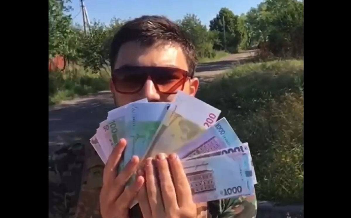 Відео. “Ми багаті! Дивіться, як треба заробляти! Тут і євро і долари”: солдат РФ похвалився у соцмережах пачкою грошей