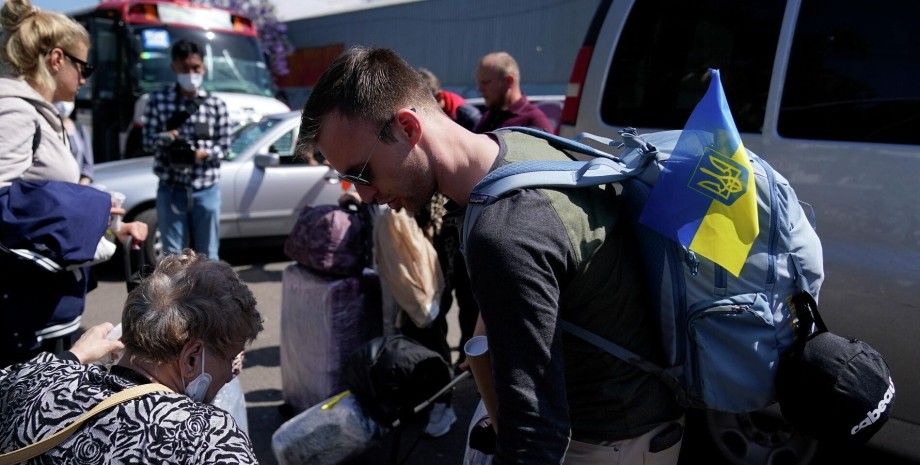 Чоловіки зможуть виїхати з України за кордон, але не всі: в Раді зареєстровано три законопроекти