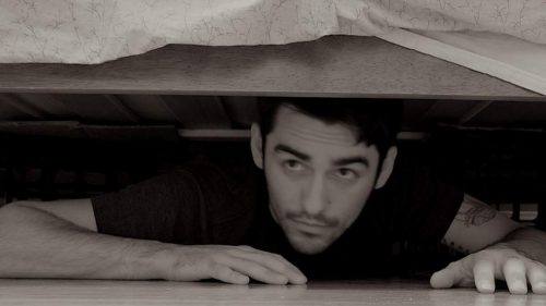 Сховався під ліжком, щоб зробити сюрприз дружині, але випадково дізнався всю правду…