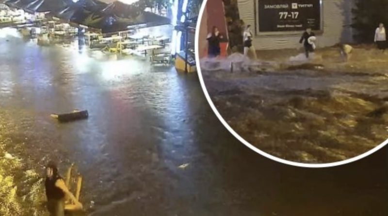 Чийсь батько і син…В Одесі після зливи потоком води вулицями плило тіло чоловіка (відео)