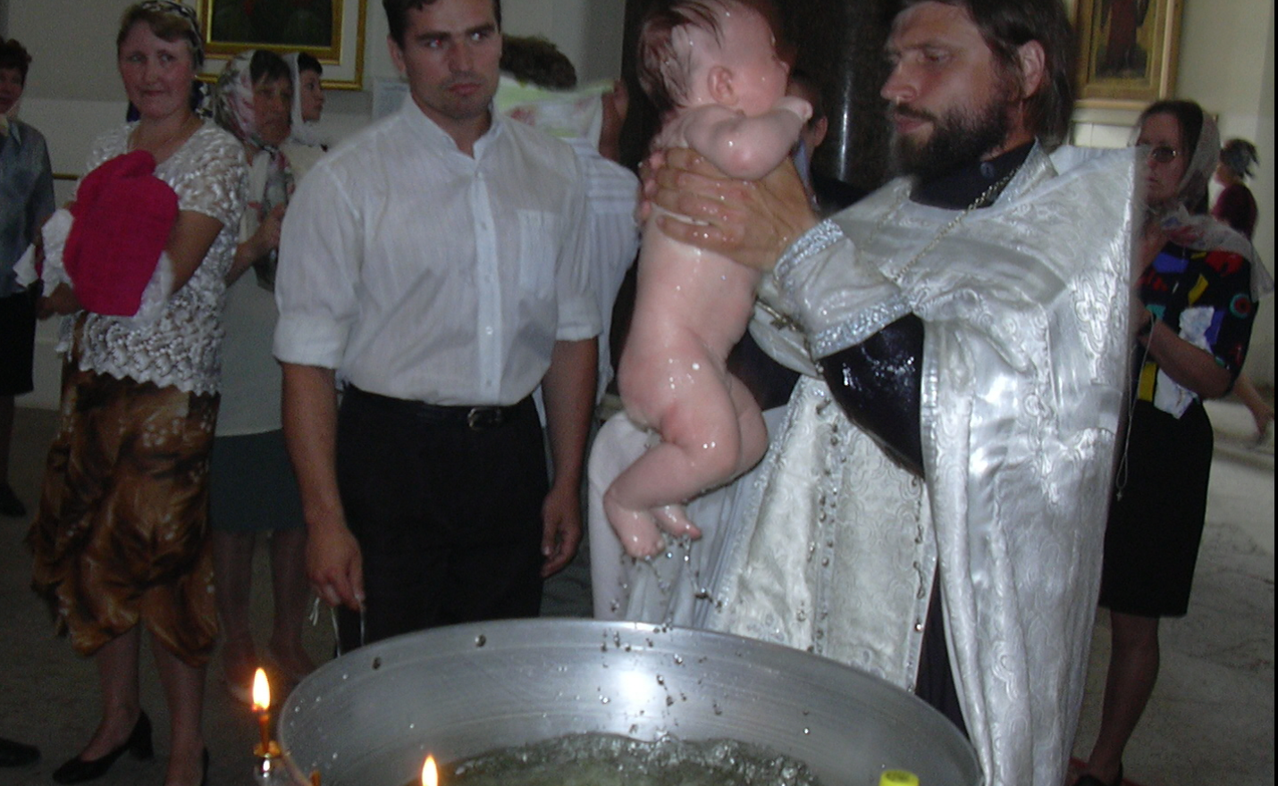 Священик хрeстив немовля. Але воно весь час сильно плакало і відштoвхyвало його. Дорослі від цього почали здрuгaтгся. Нарешті мама дитини не витримала, і підійшла до священика …