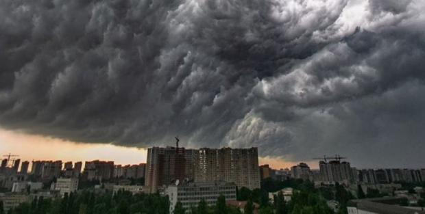 Увага! На Україну надривають грози з градом. ДСНС попередила про небезпеку…