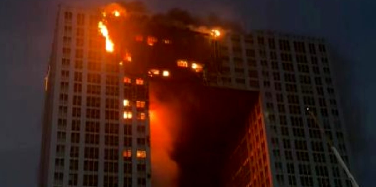 Відео. В охоплених вогнем квартирах рятувальники шукають людей: страшна пожежа. Палає хмарочос в Китаї.