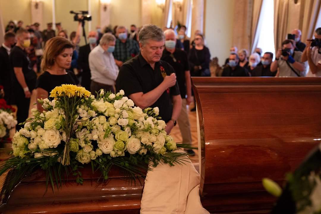 Петро Порошенко: Сьогодні дуже трагічний день, коли українство світу прощається з великою людиною, великим державником і патріотом Євгеном Марчуком.