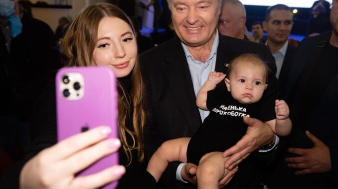 Малюк не винен! Фото Петра Порошенка з дитиною на руках у Дніпрі викликало ажіотаж у Мережі
