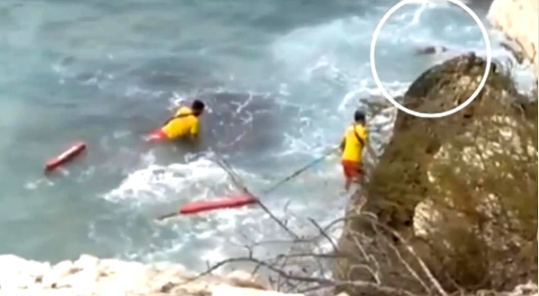 З’явилося відео, як рятували українку в Іспанії, яка вдарилася об скелі і впала в море…