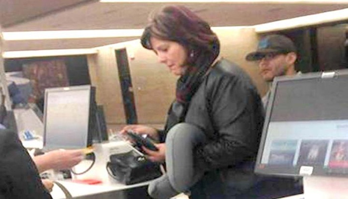 Фотографія жінки, яка стоїть в будівлі аеропорту, миттєво розлетілася по Інтернету…