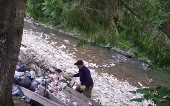 “Мені так наказали”: туристи зняли відео, як чоловік скидає з воза сміття просто у річку біля озера Синевир…