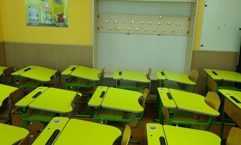 “Може статися трaгeдiя на всю Україну”: у Вінниці заощадили на вчительці і забарикадували першокласників в класі…