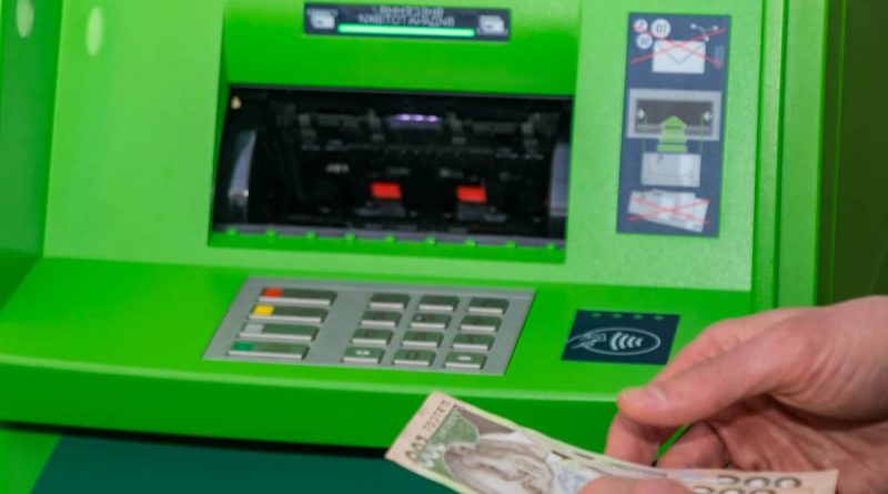 Банкомати відомого банку почали видавати українцям підроблені гривні: що в такому випадку робити і як розпізнати підробку