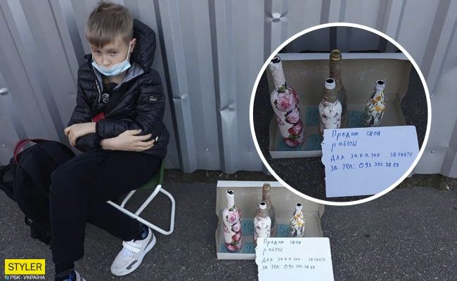 Продає пляшки та приймає замовлення: у Києві біля супермаркету помітили школяра-підприємця