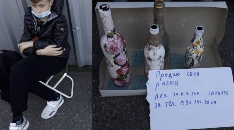 Щоб заробити кишенькові гроші торгує пляшками та бере замовлення: у Столиці біля метро знайшли школяра-підприємця