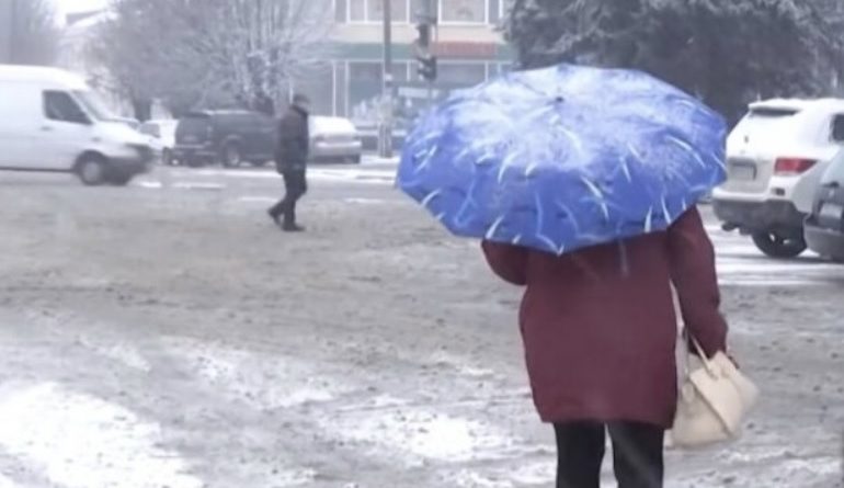 Тепер зрозуміло чому так різко похолодало: В Україні вдарили морози і випав сніг, термометр показав до -6 : яскраві фото