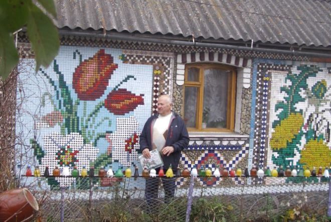 Фантастика! “Люди вилазять на паркан, щоб сфотографувати” – на Вінничині чоловік “вишив” будинок пластиковими кришечками.