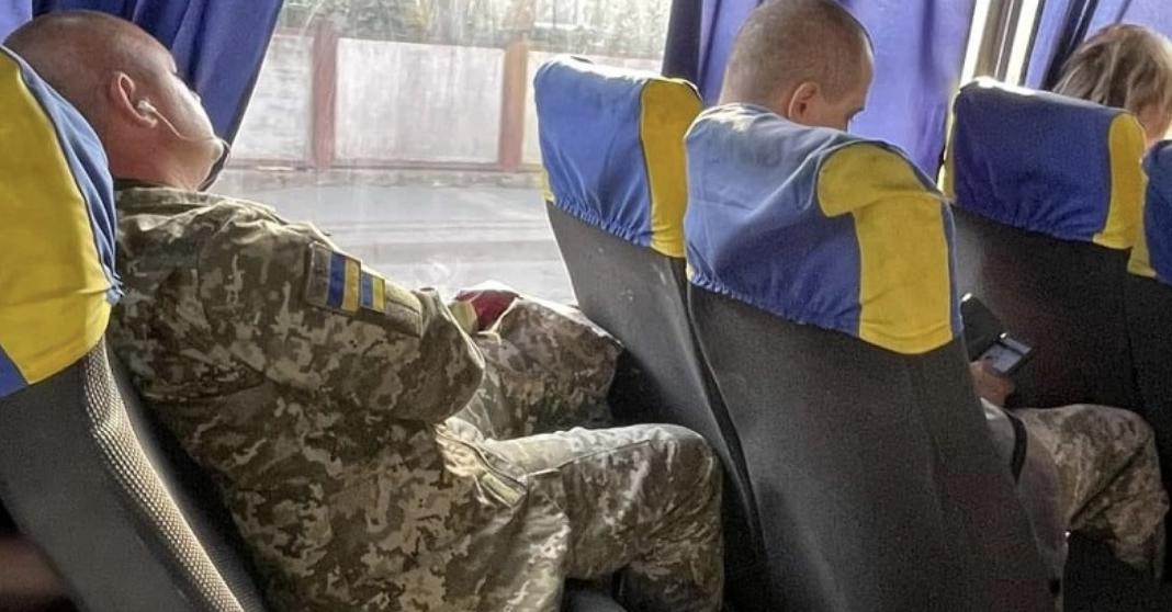 Ранковий автобус «Мукачево – Івано-Франківськ». В автобусі у навушниках мирно спить військовий… Тут підходить водій…