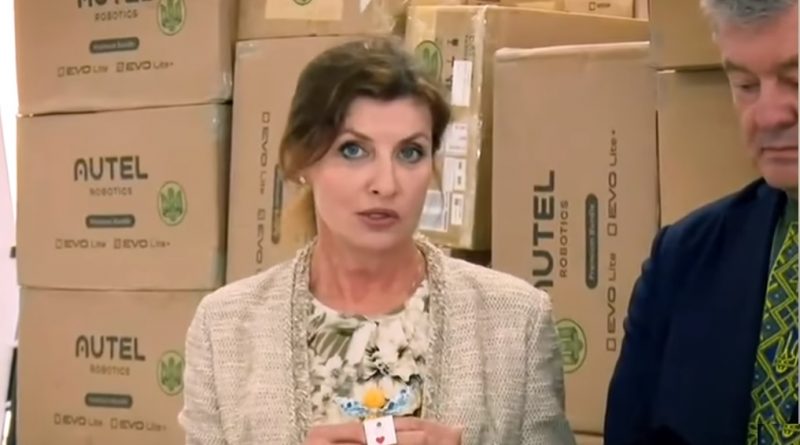 Марина Порошенко записала відеозвернення: “Всі бачите позаду мене ці коробки в яких знаходиться…” ВІДЕО