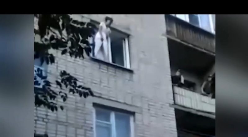 Під заклики “За Росію” жінка у весільному вбранні кuнyлася з вікна багатоповерхівки. Відео