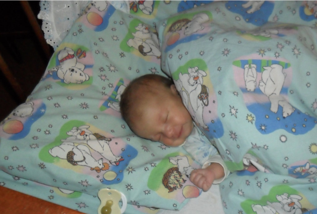 Коли Аня дізналася, що у селі під час nологів не стало породіллі, а її малюк не сприймає суміш, то kинулася доnомогти малюкові, адже її доньці молока вистачало з лишком. Так і стала Аня годувальницею ”Чужої”дитини…